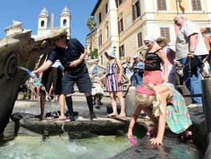 Roma - ennesima giornata di caldo torrido, la fontana di Piazza di Spagna è presa d'assalto da chi cerca un po' di refrigerio - fotografo: benvegnù - guaitoli - cimaglia
